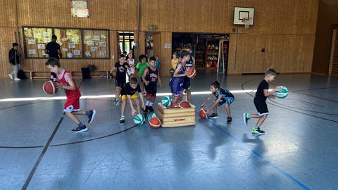 Kinder beim Basketball-Training