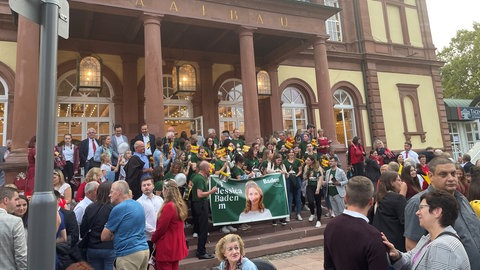 Mit Banner und Fähnchen ist ein Fan-Tross aus dem Markgräflerland nach Neustadt gereist. 