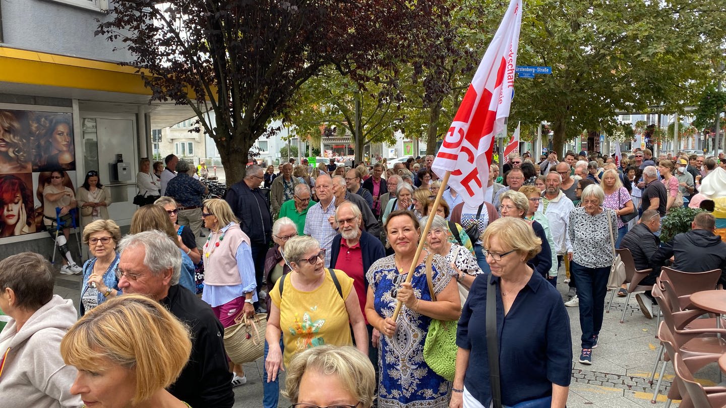Hunderte Menschen haben in Rheinfelden gegen die vorzeitige Schließung des Kreiskrankenhauses protestiert.