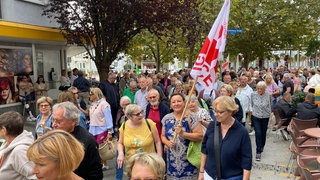 Hunderte Menschen haben in Rheinfelden gegen die vorzeitige Schließung des Kreiskrankenhauses protestiert. 