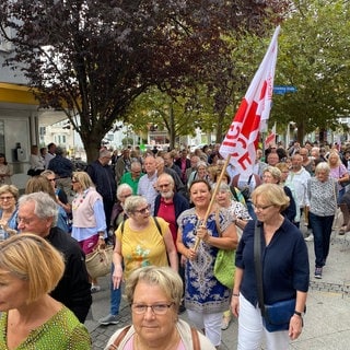 Hunderte Menschen haben in Rheinfelden gegen die vorzeitige Schließung des Kreiskrankenhauses protestiert. 