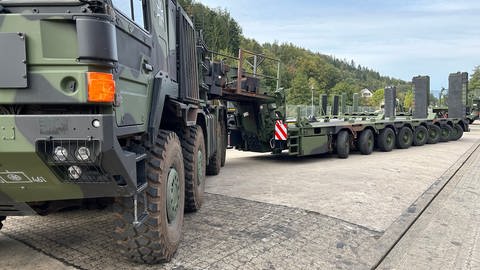 Für den Transport von Kampfpanzern hat die Bundeswehr von einer Firma aus Oppenau den 31. Sattelanhänger bekommen. Das ist der erste Teil der Bestellung von insgesamt 250 Fahrzeugen. 