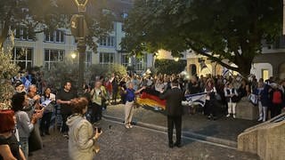 Nach den Angriffen auf Israel hat vor der Synagoge in Freiburg am Montagabend eine Solidaritätskundgebung stattgefunden.