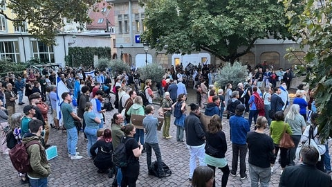 Nach den Angriffen auf Israel hat vor der Synagoge in Freiburg am Montagabend eine Solidaritätskundgebung stattgefunden.