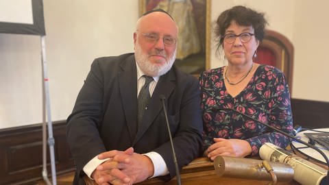 Die Vorsitzende der Egalitären Jüdischen Chawurah Gescher Gemeinde, Cornelia Haberlandt-Krüger, mit Rabbi Dr. Walter Rothschild auf der Feier zum 25-jährigen Bestehen.