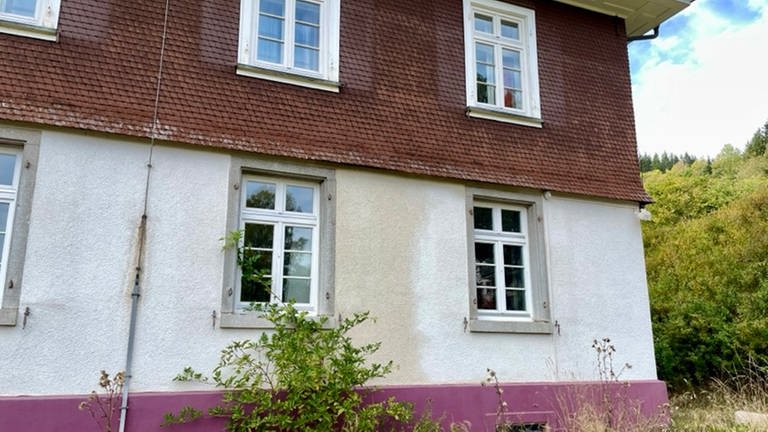 Das Haus Lahr steht in Feldberg-Falkau. An der Hausfassade ist ein Wasserschaden zu erkennen.