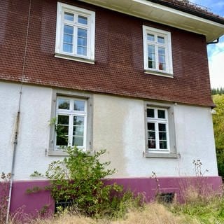 Das Haus Lahr steht in Feldberg-Falkau. An der Hausfassade ist ein Wasserschaden zu erkennen.