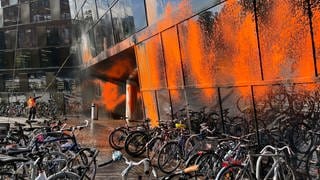 Fahrräder vor der orange besprühten Unibibliothek