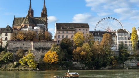 Zu sehen ist das Basler Münster von der anderen Seite des Rheins aus.