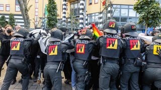 In Weil am Rhein drängen Polizeibeamte Gegendemonstranten einer Demonstration mit dem Titel "Demo für Frieden, Freiheit und Souveränität" zurück.
