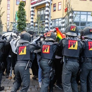 In Weil am Rhein drängen Polizeibeamte Gegendemonstranten einer Demonstration mit dem Titel "Demo für Frieden, Freiheit und Souveränität" zurück.