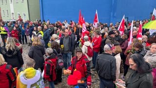 Unter dem Motto "Keine Stadt, keine Stimme, kein Raum für die AfD und rechte Hetze" haben sich mehrere Bündnisse, Vereine und Gruppierungen aus dem Schwarzwald-Baar-Kreis zusammengeschlossen, insgesamt sind rund 300 - 400 Demonstranten und Demonstrantinnen gekommen.