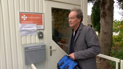 Notfallmediziner Olaf Boettcher vor der geschlossenen Notfallpraxis in Bad Säckingen