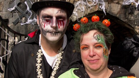 Frau und Mann im Halloween Kostüm