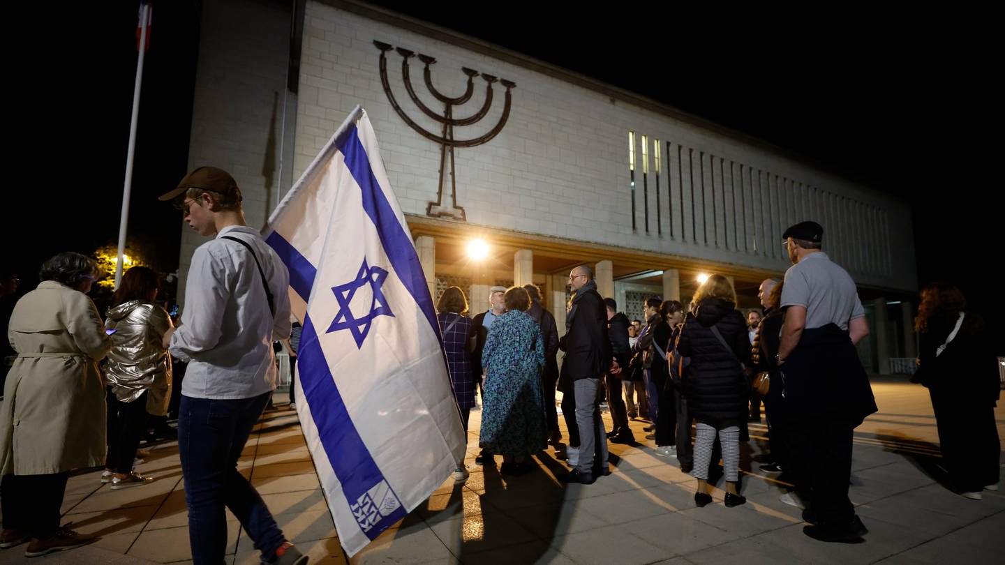 Zwei Tage nach dem Hamas-Angriff auf Israel: Mitglieder der jüdischen Gemeinde vor der Friedenssynagoge in Straßburg.