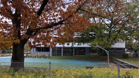 Der mutmaßliche Täter soll eines der Klassenzimmer der Schule betreten und gezielt das Opfer attackiert haben.