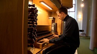 Niklas Jahn an der Orgel in der Liebfrauenkirche in Günterstal