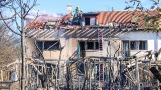 Drei von fünf Wohnungen der Reihenhaussiedlung sind bei dem Brand in Offenburg zerstört worden. Sieben Menschen wurden durch Rauchgasvergiftung leicht verletzt.
