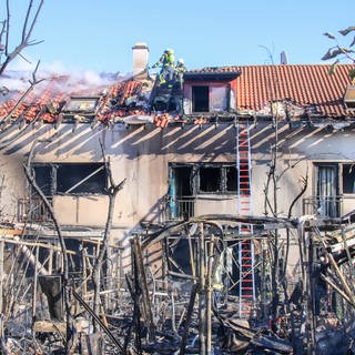 Drei von fünf Wohnungen der Reihenhaussiedlung sind bei dem Brand in Offenburg zerstört worden. Sieben Menschen wurden durch Rauchgasvergiftung leicht verletzt.