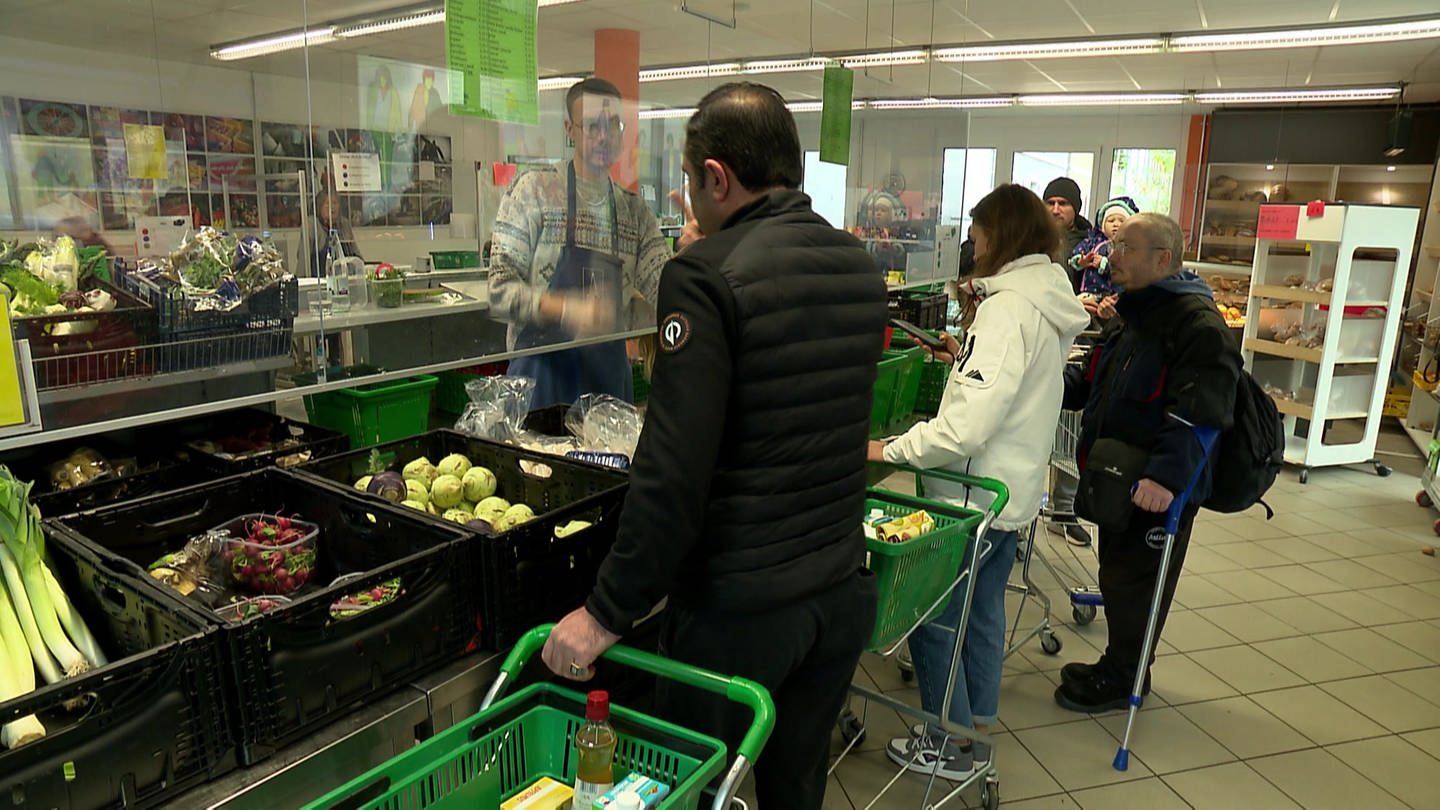 Tafelläden in Deutschland und dem Elsass leiden, weil es zu wenig Lebensmittel gibt, die für bedürftige Menschen ausgegeben werden können. Gleichzeitig steigt die Zahl der Menschen, die auf günstige Nahrungsmittel aus den Tafelläden angewiesen sind.