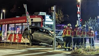 In Freiburg ist am Montagabend ein Auto mit einer Straßenbahn kollidiert.