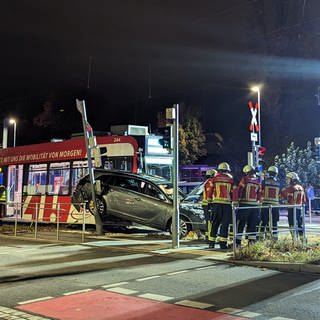 In Freiburg ist am Montagabend ein Auto mit einer Straßenbahn kollidiert.
