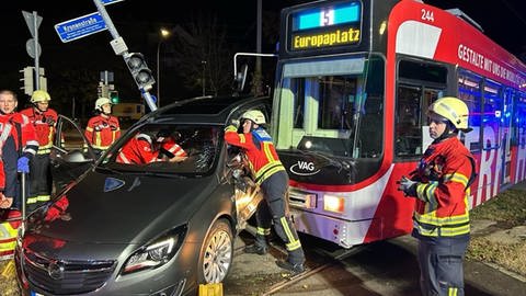 Die Feuerwehr Freiburg rettete einen Autofahrer aus seinem Pkw, nachdem dieser mit einer Straßenbahn kollidiert war.