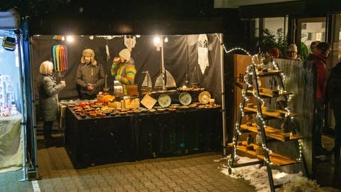 Weihnachtsmarkt in Rümmingen: Stand mit Keramik