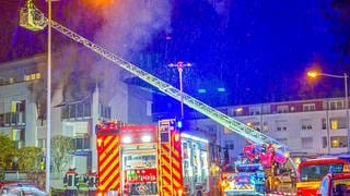 In einer Seniorenwohnanlage in Offenburg (Ortenaukreis) musste die Feuerwehr am Montagabend wegen eines Brandes zwei Bewohner mit einer Drehleiter retten.