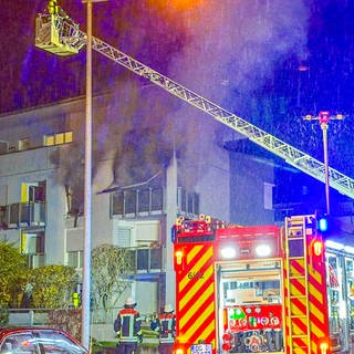 In einer Seniorenwohnanlage in Offenburg (Ortenaukreis) musste die Feuerwehr am Montagabend wegen eines Brandes zwei Bewohner mit einer Drehleiter retten.