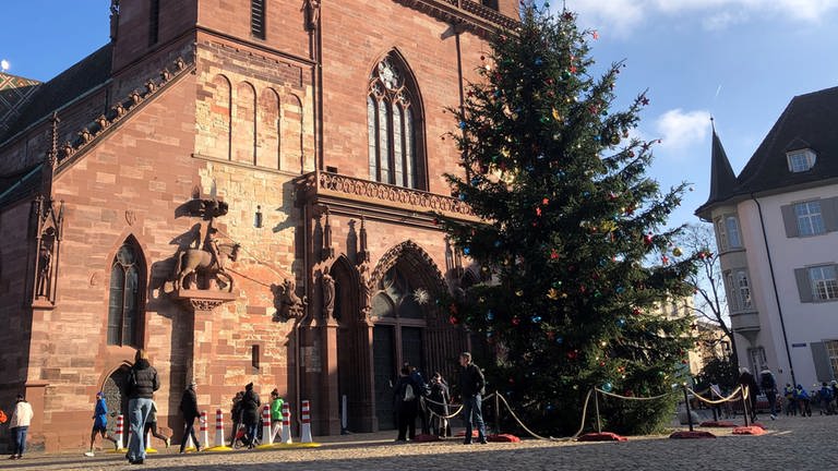 Münster mit Weihnachtsbaum davor