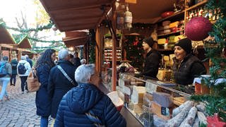 Eisige Wangen, heißer Punsch: In Freiburg ist der Weihnachtsmarkt eröffnet worden. In diesem Jahr feiert der Budenzauber einen ganz besonderen Geburtstag - er wird 50 Jahre alt.