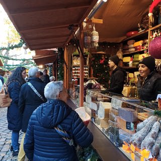 Eisige Wangen, heißer Punsch: In Freiburg ist der Weihnachtsmarkt eröffnet worden. In diesem Jahr feiert der Budenzauber einen ganz besonderen Geburtstag - er wird 50 Jahre alt.