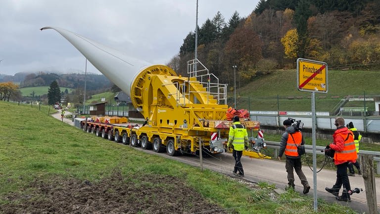 Auf dem Weg zum Windpark Kallenwald ist ein Windrad auf einem Transportfahrzeug stecken geblieben.