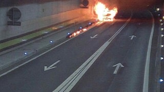 Im Gotthard-Straßentunnel hat es am Freitag einen schweren Unfall mit einem brennenden Auto gegeben.