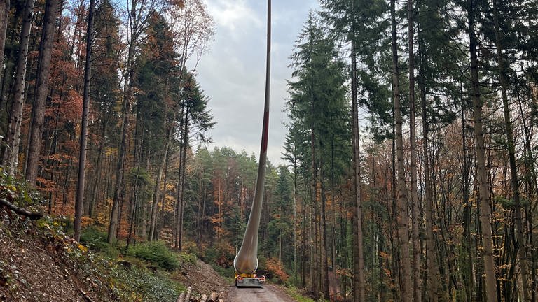 Ein Rotorblatt eines Windrads ist im Ortenaukreis im Wald steckengeblieben.