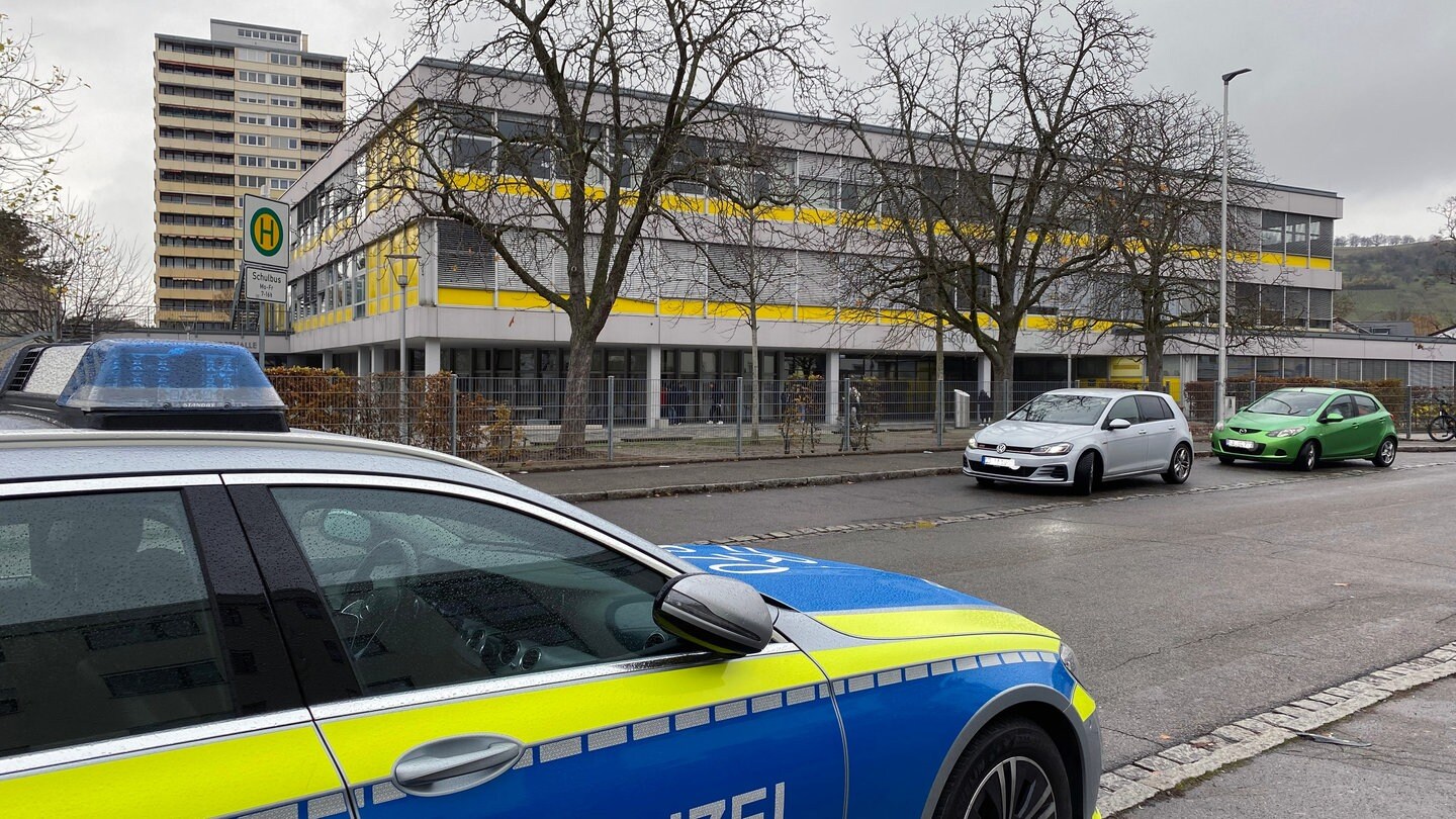 Polizeiauto vor der Schule