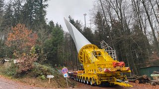 Transport von Windradflügel auf den Kallenwald gestoppt: Erst war der Boden zu weich, jetzt musste die Fahrt wegen Wind gestoppt werden.