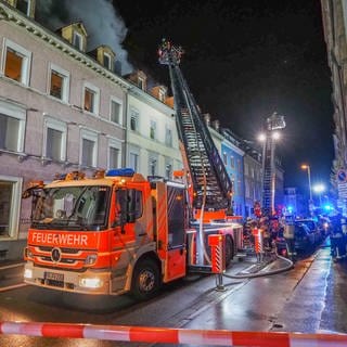 Feuerwehr bei Löscharbeiten in Freiburg