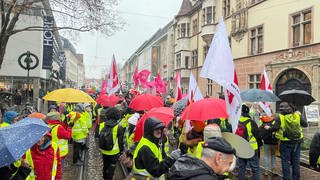  In Freiburg sind 700 Menschen dem Aufruf der Gewerkschaft ver.di gefolgt. 