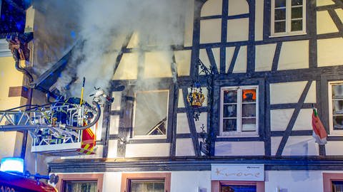 Dichter Rauch in der historischen Altstadt in Zell am Harmersbach: Andere Gebäude blieben von dem Brand verschont.