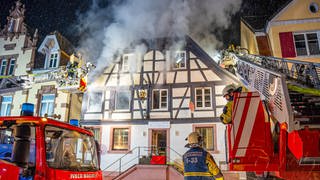 In Zell am Harmersbach hat es in der Nacht von Freitag auf Samstag in einem Fachwerkhaus gebrannt. Die Feuerwehr musste auch angrenzende Häuser räumen. 