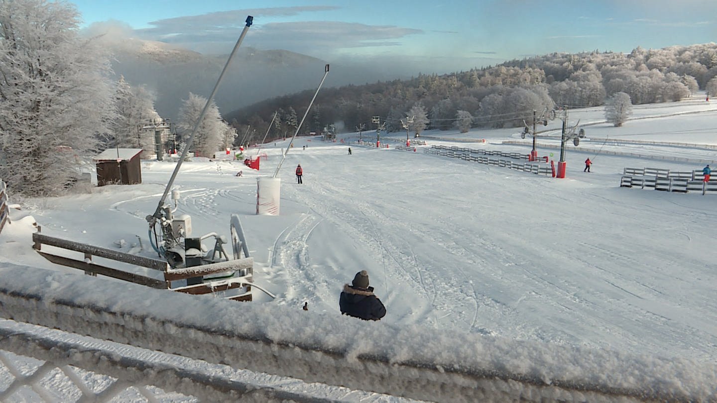 Eine Skipiste bei Sonne in den Vogesen.