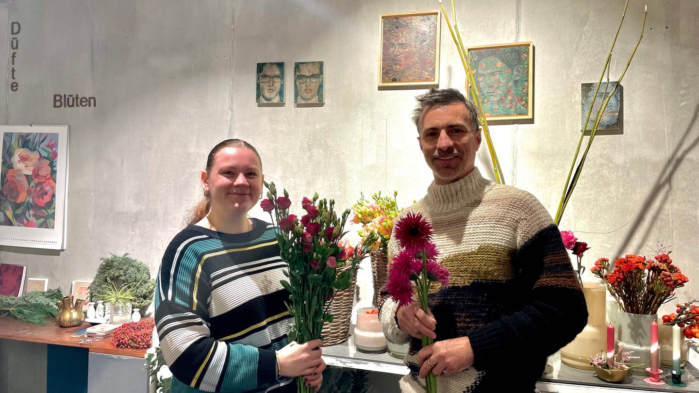 Floria Mayer und Christian Weiß mit Blumen in einem Blumenladen