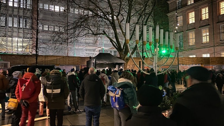 Am Donnerstagabend wurde die letzte der Kerze des Chanukka-Festes angezündet - öffentlich auf dem Platz der Alten Synagoge in Freiburg.