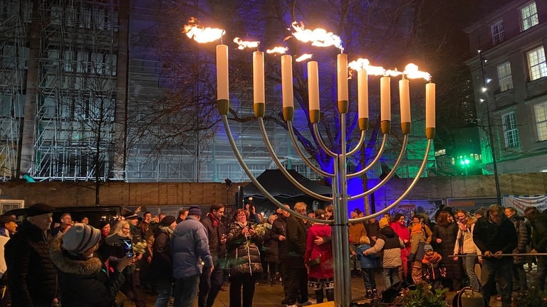 Am Donnerstagabend wurde die letzte der Kerze des Chanukka-Festes angezündet - öffentlich auf dem Platz der Alten Synagoge in Freiburg.