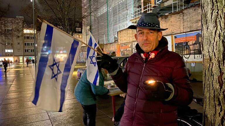 Am Donnerstagabend wurde die letzte der Kerze des Chanukka-Festes angezündet - öffentlich auf dem Platz der Alten Synagoge in Freiburg.