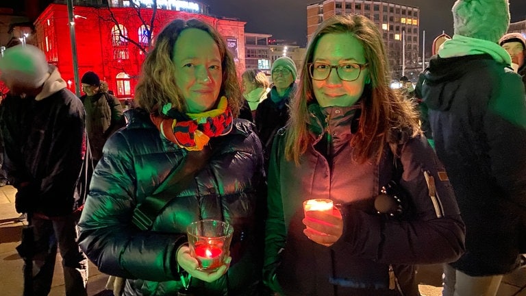 Am Donnerstagabend wurde die letzte der Kerze des Chanukka-Festes angezündet - öffentlich auf dem Platz der Alten Synagoge in Freiburg.