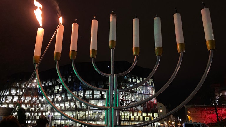 Am Donnerstagabend wurde die letzte der Kerze des Chanukka-Festes angezündet - öffentlich auf dem Platz der Alten Synagoge in Freiburg.