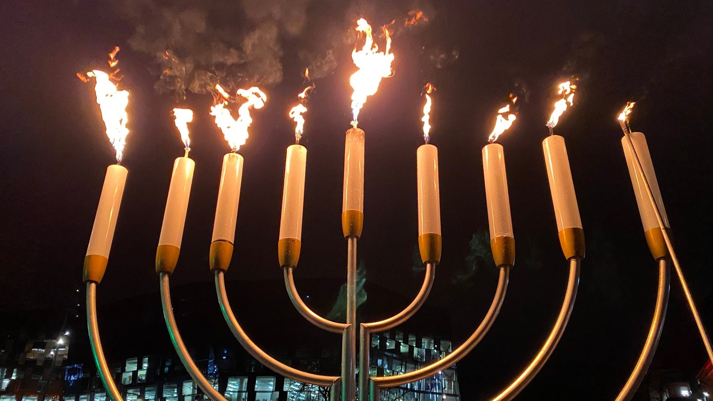 Am Donnerstagabend wurde die letzte der Kerze des Chanukka-Festes angezündet - öffentlich auf dem Platz der Alten Synagoge in Freiburg.